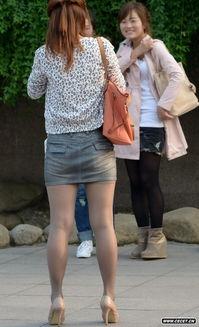 白长丝袜小学女生街拍,白长丝袜小学女生街头时尚瞬间